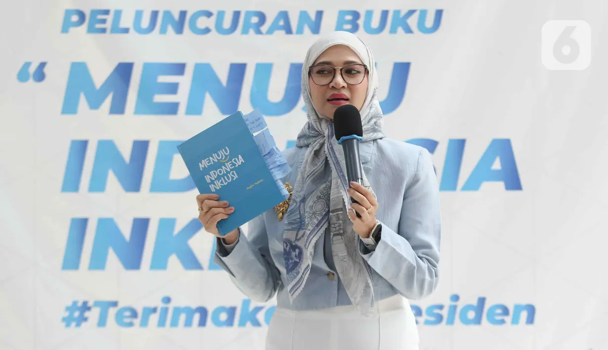 Buku ini mengupas mengenai rintangan, tantangan yang kerap dihadapi para penyandang disabilitas, namun juga langkah-langkah pemerintah dalam menciptakan lingkungan bernegara yang terbuka serta ramah terhadap mereka. (Liputan6.com/Herman Zakharia)