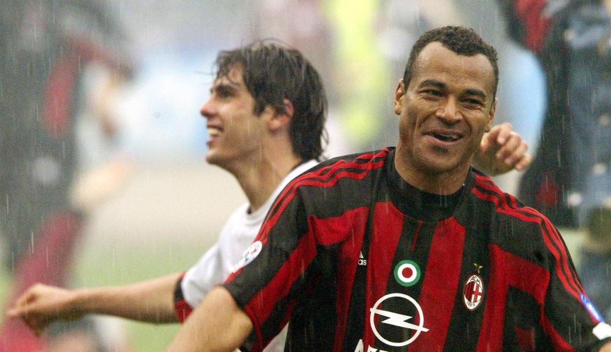 Hal yang membuat ketegangan jarang terjadi jika bermain bersama Cafu. Selama berkarier di lapangan hijau, Cafu sukses meraih gelar tertinggi di sepak bola baik bersama klub yaitu AC Milan di Liga Champions maupun bersama timnas Brazil di Piala Dunia. (AFP/Paolo Cocco)