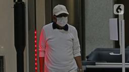 Wali Kota Ambon, Richard Louhenapessy saat memasuki Gedung KPK, Jakarta, Jumat (13/5/2022). Richard Louhenapessy akan menjalani pemeriksaan dugaan suap terkait pemberian persetujuan izin prinsip pembangunan cabang usaha retail di Kota Ambon tahun 2020. (Liputan6.com/Helmi Fithriansyah)