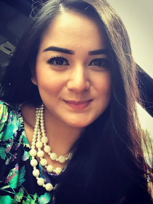 "Kalau dimata Mamah Juwi slh Juwi Mahon maaf yah Mah. Apapun yg pernah Mamah lakukan sewaktu Juwi kecil dl Juwi tetep sayang Mamah, karena bagaimanapun Mamah adalah Mamah Juwi yg udah melahirkan Juwi.❤️❤️👩👧Sayang Mamah❤️❤️. (Instagram/juwitabahar11)