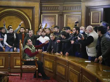 Demonstran berdebat saat mereka masuk ke Gedung Parlemen memprotes kesepakatan untuk menghentikan pertempuran di wilayah Nagorno-Karabakh, Yerevan, Armenia, Selasa (10/11/2020). PM Armenia Nikol Pashinian menyerukan diakhirinya pertempuran dengan Azerbaijan. (AP Photo/Dmitri Lovetsky)