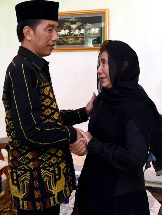 Presiden Jokowi saat menyampaikan ucapan duka ke Menteri KKP, Susi Pudjiastuti di kediamannya di Jalan Widya Candra, Jakarta, Selasa (19/1). Jenazah putra sulung Menteri Susi dijadwalkan tiba di Tanah Air pada Kamis lusa. (Rumgapres)