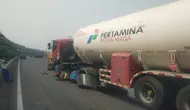 Truk Pertamina Tabrak Pembatas Tol Jagorawi, Hancuran Beton Timpa Xpander