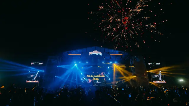 Festival 76 Indonesia Adalah Kita (IAK) tahun 2024 menghadirkan lebih dari 200 ribu penonton dalam bentuk konser di Jawa Tengah dan Jawa Timur.