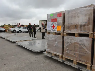Gambar selebaran yang dirilis oleh Komite Palang Merah Internasional (ICRC) pada 30 April 2023, menunjukkan anggota ICRC menyiapkan kotak bantuan kemanusiaan di Amman, sebelum memuatnya ke pesawat tujuan Port Sudan. (Photo by ICRC / AFP)