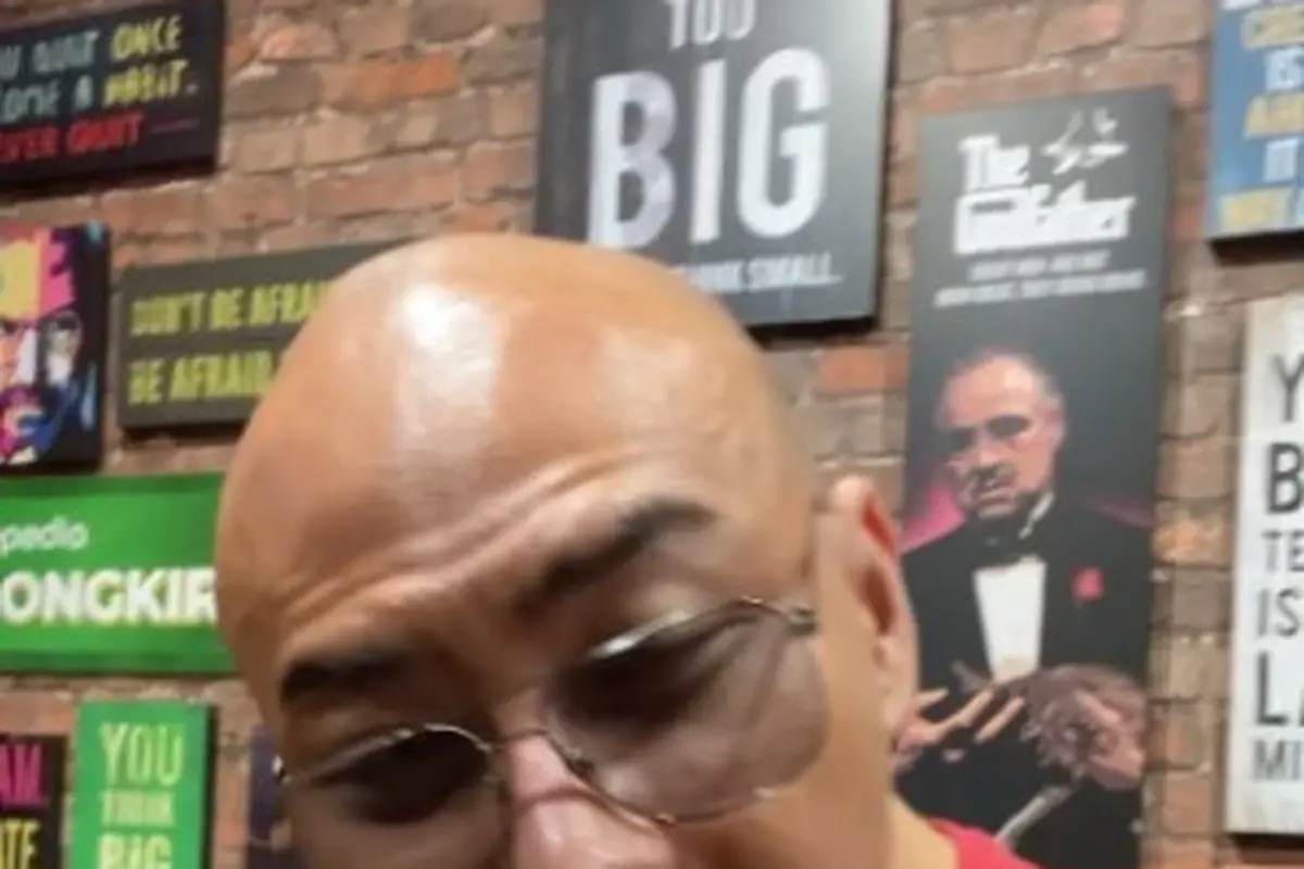Deddy Corbuzier jadi perbincangan karena mengundang Ragil Mahardika dan Frederick Vollert sebagai bintang tamu podcast-nya.
