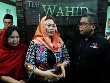 Direktur Eksekutif The Wahid Institude Yenny Wahid menerima kunjungan Sekjen PDIP Hasto Kristiyanto di kantor The Wahid Institude, Menteng, Jakarta Pusat,  Senin (5/2). Kunjungan tersebut membahas jelang 20 tahun reformasi. (Liputan6.com/JohanTallo)