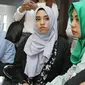 Putri pengacara Sunan Kalijaga, Salmafina didampingi sang ibu saat menjalani sidang cerai perdana di Pengadilan Jakarta Barat, Rabu (24/01). Kabarnya hubungan jarak jauh atau LDR, jadi pemicu keretakan rumah tangga mereka. (Liputan6.com/Herman Zakharia)