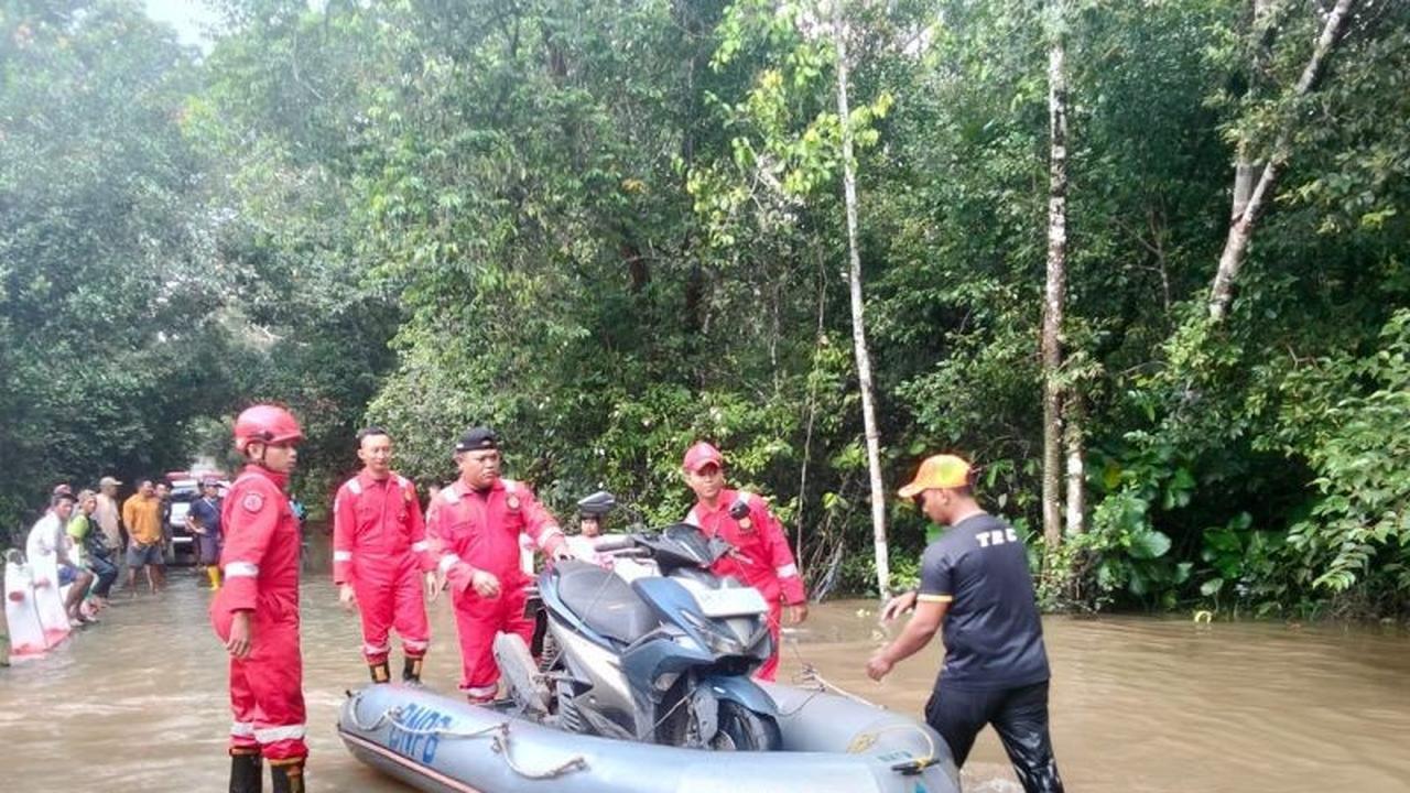 BPBD Belitung Sigap Lakukan Evakuasi Banjir, Belasan Kendaraan Terjebak di Membalong
