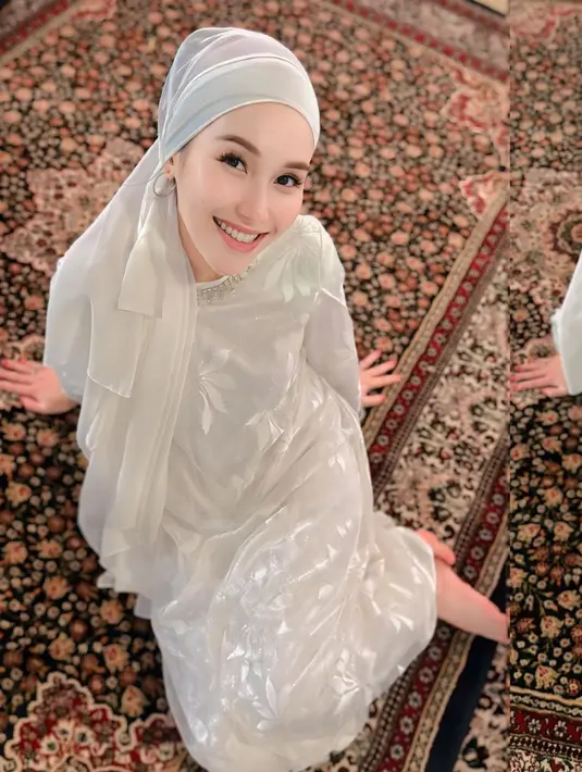 Cantiknya Ayu Ting Ting mengenakan gamis putih yang dipadukannya dengan turban putih polos. [Foto: Instagram/ayutingting92]