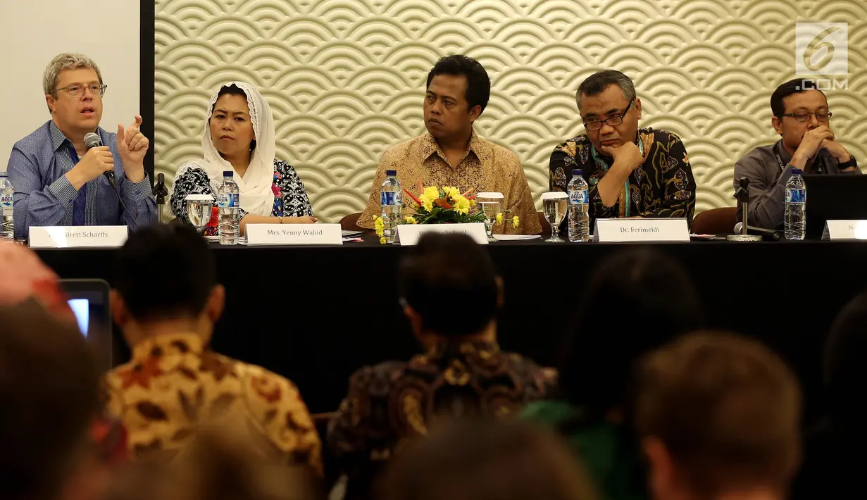 Prof. Brett Scharffs bersama Yenny Wahid, Aminudin Syarif, Dr. Ferimeldi, dan Febi Yonesta (dari kiri) menjadi pembicara diskusi pada Forum terbuka di Jakarta, Senin (31/7). (Liputan6.com/Johan Tallo)