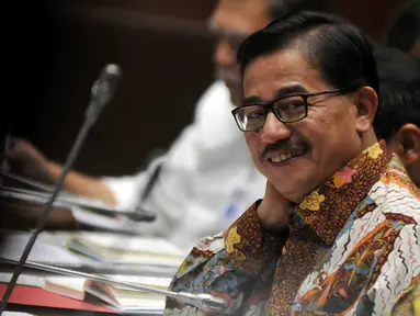 Menteri Agraria dan Tata Ruang, Ferry Mursyidan Baldan menghadiri Rapat Kerja (Raker) dengan Komisi II DPR-RI, Senayan, Jakarta, Kamis (21/1/2016). Raker membahas mengenai penyelesaian masalah kasus-kasus pertanahan. (Liputan6.com/Johan Tallo)