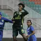 Gelandang Tira Persikabo Putri, Baiq Amiatun, berebut bola atas dengan gelandang Persib Bandung Putri, Tia Darti, pada laga Liga 1 Putri 2019 di Stadion Pakansari, Bogor, Kamis (31/10). Persikabo Putri bermain imbang 1-1 atas Persib Putri. (Bola.com/Yoppy Renato)