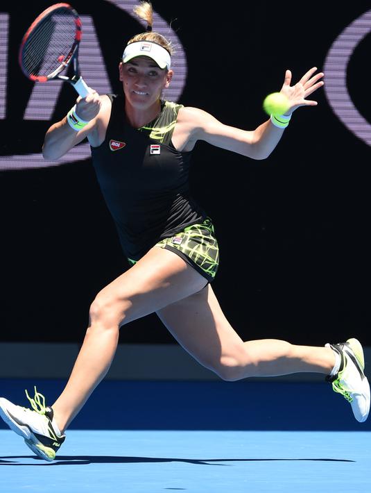 Petenis putri asal Hungaria Timea Babos mengembalikan bola pukulan petenis asal Swiss, Belinda Bencic pada turnamen Australia Terbuka di Melbourne, Australia, (20/1/2016). (AFP PHOTO / WILLIAM)