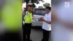 Seorang pejabat yang diduga menerobos lampu merah menolak saat ditilang polisi. Ia bahkan tidak mau mendengarkan penjelasan polisi.