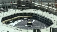 Umat Muslim melaksanakan salat dengan menghadap Kakbah di Masjidil Haram, Makkah, Arab Saudi, Kamis (16/8). Jutaan umat Islam dari berbagai negara semakin memadati Masjidil Haram menjelang puncak pelaksanaan ibadah haji. (AHMAD AL-RUBAYE / AFP)