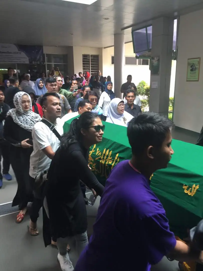 Saat keluar dari RSCM, jenazah Julia Perez dikawal oleh petugas keamanan dari pihak rumah sakit. (Fathan Rangkuti/Bintang.com)