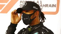 Pembalap Mercedes Lewis Hamilton memberi isyarat usai meraih pole position pada sesi kualifikasi di Formula 1 Sirkuit Internasional Bahrain di Sakhir, Bahrain, Sabtu (28/11/2020). Lewis Hamilton dinyatakan positif COVID-19. (Hamad Mohammed, Pool via AP, File)