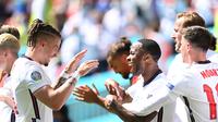 Pemain Inggris, Raheem Sterling (tengah), merayakan gol bersama rekan-rekannya pada laga Grup D Euro 2020 kontra Kroasia, di Stadion Wembley, Minggu (13/6/2021). (AFP/Glyn Kirk)