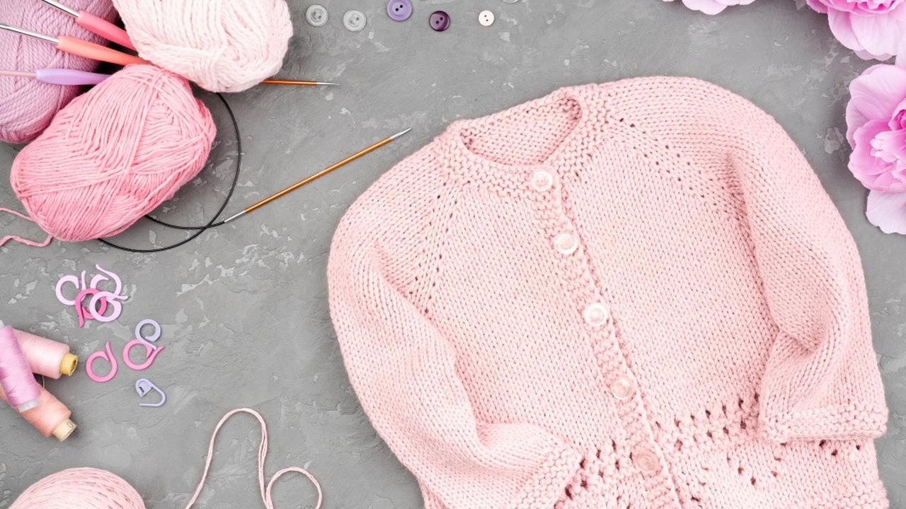 7 Model Cardigan Rajut Warna Pink yang Cocok untuk Gaya Feminin dan Estetik