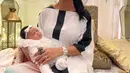 Seperti biasa, penampilan ibu empat anak ini mencuri perhatian. Seperti foto bersama sang cucu Ameena Hanah Nur Atta ini. (Instagram/krisdayantilemos).