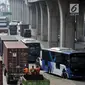 Kemacetan arus kendaraan saat melintas di Jalan Yos Sudarso arah Pelabuhan Tanjung Priok, Jakarta, Kamis (12/7). Kemacetan panjang kendaraan yang didominasi truk kontainer jadi pemandangan rutin di Tanjung Priok. (Merdeka.com/Iqbal S. Nugroho)