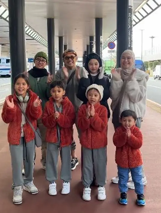 15 tahun membina rumah tangga, keluarga pasangan aktris dan sutradara ternama itu selalu harmonis dan banyak dijadikan panutan. Zaskia juga menyebut liburan kali ini sebagai full team trip. Ramai dan seru, mereka begitu bahagia di momen plesiran tersebut. (Liputan6.com/IG/@zaskiadyamecca)