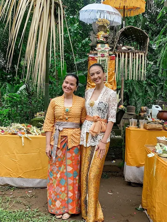 Cantiknya Raline Shah mengenakan kebaya Bali. Kebaya sederhana berwarna putih dipadu dengan kain Bali bernuansa kuning keemasan, diberi sentuhan bros emas di bagian tengah dada dan selendang oranye. [Foto: Instagram/ralineshah]