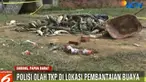 Polisi memeriksa pagar pembatas sekitar penangkaran dan lokasi di mana seorang warga digigit buaya di dalam penangkaran tersebut.