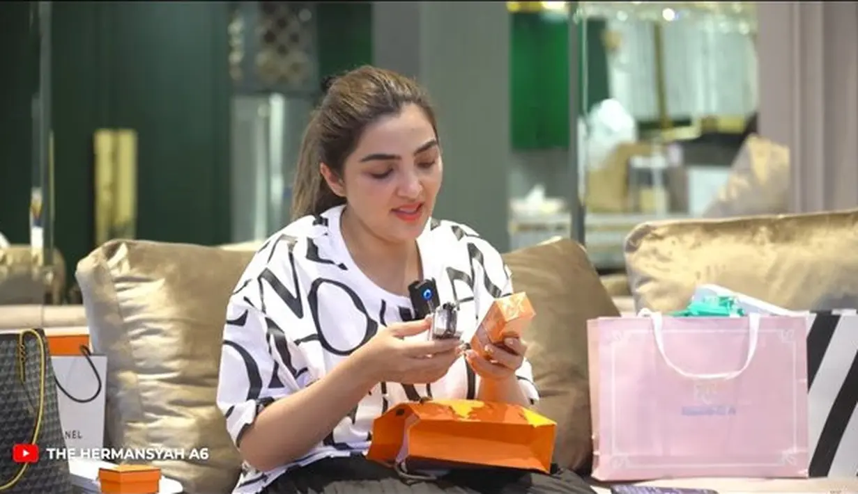 <p>Kado mewah lain yang diterima oleh Ashanty adalah parfum. Uniknya ia mendapatkan berbagai macam parfum dari para sahabatnya. [Foto: youtube.com/The Hermansyah A6]</p>