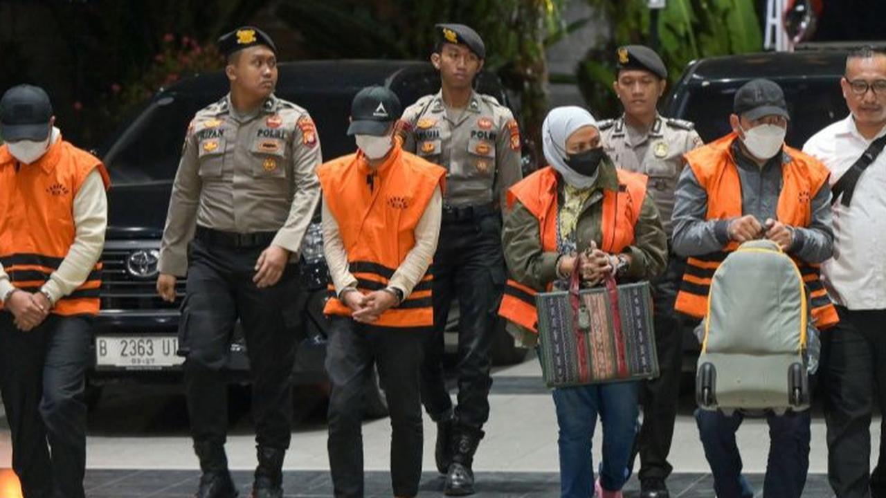 OTT KPK di Kalsel, Empat Orang Ditangkap Pakai Rompi Tahanan Jalani Pemeriksaan