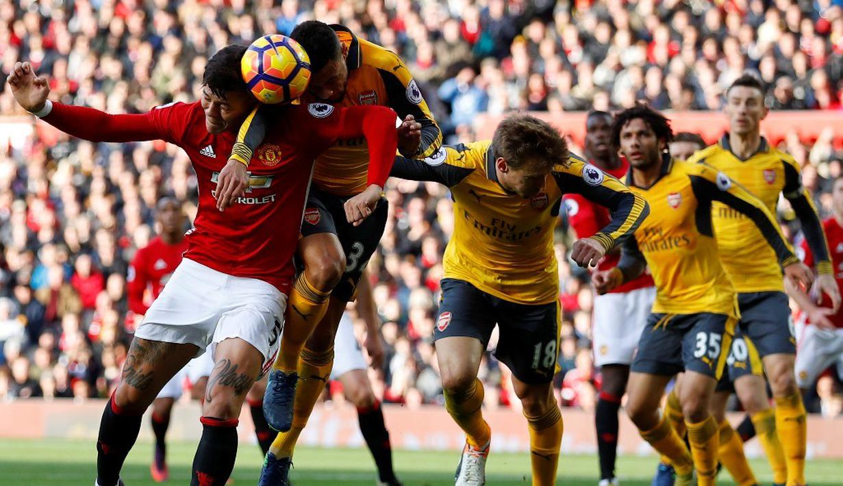 Duel pemain MU dan Arsenal di depan gawang Arsenal dalam laga Premier League di Stadion Old Trafford, Sabtu (19/11/2016). (Reuters/Phil Noble)
