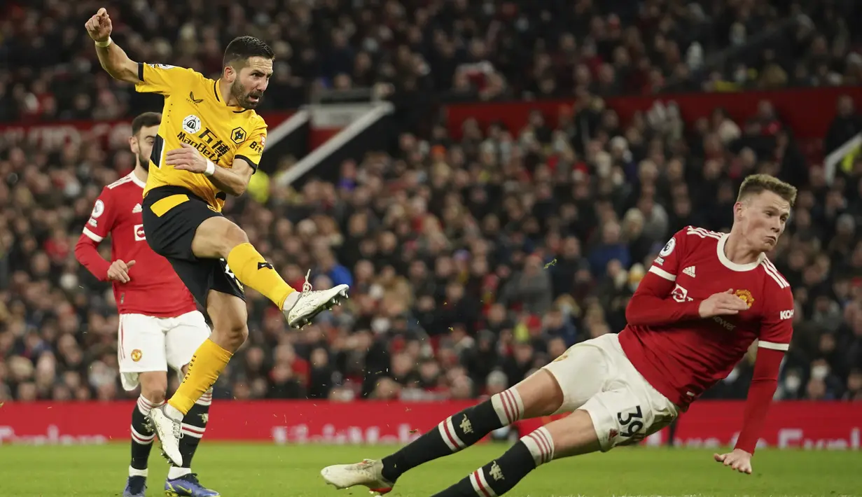 Gelandang Wolverhampton Wanderers Joao Moutinho mencetak gol pertama untuk timnya ke gawang Manchester United (MU) dalam pekan ke-22 Liga Primer Inggris di Old Trafford, Selasa (4/1/2022) dini hari WIB. MU takluk 0-1 saat menjamu Wolves. (AP Photo/Dave Thompson)