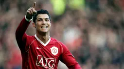 1. Cristiano Ronaldo - Ronaldo menjadi pemain Portugal yang sukses saat berkarier di Manchester United. Ronaldo mempersembahkan tiga gelar Premier League, satu Liga Champions, Piala FA, dan dua Piala Liga bersama Manchester United. (AFP/Paul Ellis)