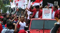 Ketua Umum PKPI AM Hendropriyono disambut massa kader dan simpatisan mengarak nomor urutnya seusai meninggalkan kantor KPU, Jakarta, Jumat (13/4). KPU resmi menetapkan PKPI sebagai peserta pemilu 2019 dengan nomor utut 20. (Liputan6.com/Angga Yuniar)