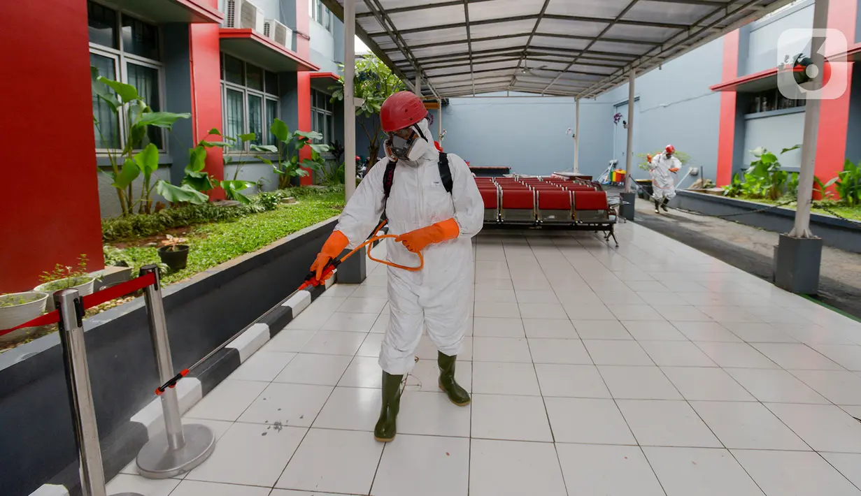Petugas melakukan penyemprotan disinfektan di Lembaga Pemasyarakatan Kelas I Cipinang, Jakarta, Jumat (20/3/2020). Adapun ruangan yang disterilisasi antara lain ruang tunggu pengunjung, halaman maupun pekarangan lapas, masjid, serta ruang tahanan. (merdeka.com/Imam Buhori)
