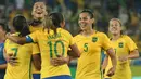 Sejumlah pemain Brasil merayakan gol keempat mereka ke gawang timnas Swedia pada lanjutan sepak bola wanita di Olimpiade Rio 2016,Brasil, (6/8). Brasil menang dengan skor telak 5-1. (REUTERS / Gonzalo Fuentes)