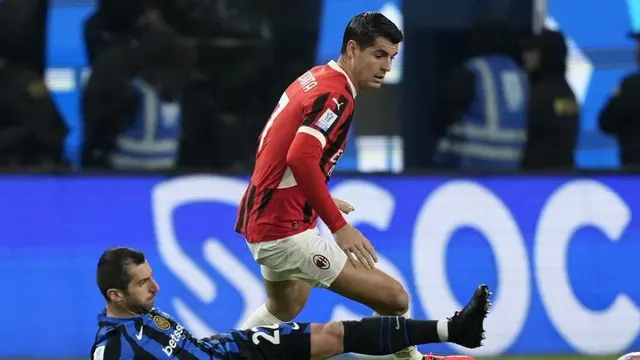 Henrikh Mkhitaryan dan Alvaro Morata dalam laga final Piala Super Italia 2024 antara AC Milan dan Inter Milan, Selasa (7/1/2025) dini hari WIB. (c) AP Photo/Altaf Qadri