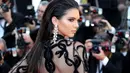Gaun hitam transparan membuat tubuh seksi Kendall Jenner semakin terlihat. Model cantik ini juga merias wajahnya dengan nuansa smoky eyes. (AFP/Bintang.com)