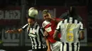 Pemain belakang Juventus, Martin Caceres (kiri), berduel udara dengan penyerang ISL All Stars, Cristian Gonzales, saat berlaga di Stadion GBK Jakarta, (6/8/2014). (Liputan6.com/Helmi Fithriansyah)