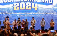 Presiden Jokowi Serahkan Penghargaan Pembangunan Daerah ke Bupati Banyuwangi