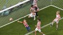 Kegembiraan juga dirasakan anak-anak lain dari pemain Kroasia yang bermain di salah satu gawang Khalifa International Stadium. (AP Photo/Pavel Golovkin)