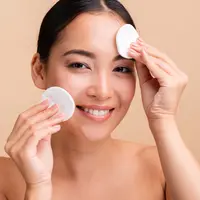 Sahabat Fimela, yuk simak tips eksfoliasi kulit wajah yang aman dibawah ini.[Dok/freepik.com]