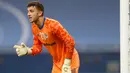 Penjaga gawang Salford City, Max Crocombe kedapatan buang air kecil di samping gawangnya ketika pertandingan melawan Bradford Park Avenue tahun 2017 silam. Apesnya ia malah mendapat kartu merah dari wasit atas tindakannya ini. (Foto: AFP/Karim Jaafar)