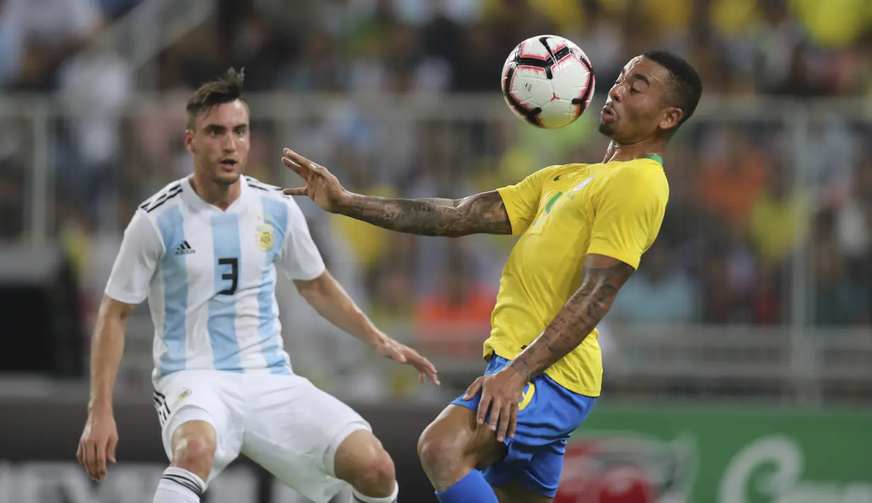 Striker Brasil, Gabriel Jesus, mengontrol bola saat melawan Argentina pada laga persahabatan di Stadion King Abdullah, Jeddah, Selasa (16/10/2018). Brasil menang 1-0 atas Argentina. (AP/STR)