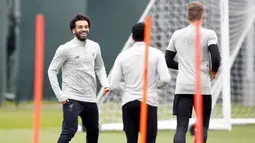 Striker Liverpool, Mohamed Salah, tampak ceria saat latihan jelang laga Liga Champions di Melwood, Liverpool, Senin (23/4/2018). Liverpool akan berhadapan dengan AS Roma. (AP/Martin Rickett)