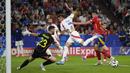 Striker Timnas Italia, Federico Chiesa (tengah) berusaha mencetak gol ke gawang Timnas Spanyol pada laga matchday kedua Grup B Euro 2024 di Arena Aufschalke, Gelsenkirchen, Jerman, Kamis (20/6/2024). (AP Photo/Alessandra Tarantino)