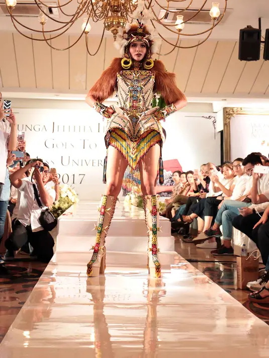 Untuk National Costume Bunga Jelitha nanti bertemakan "Warrior of Orang Utan". Kostum tersebut kabarnya terinspirasi dari baju seorang kesatria dalam perang dan terbuat dari bahan dasar kertas daur ulang ramah lingkungan. (Deki Prayoga/Bintang.com)
