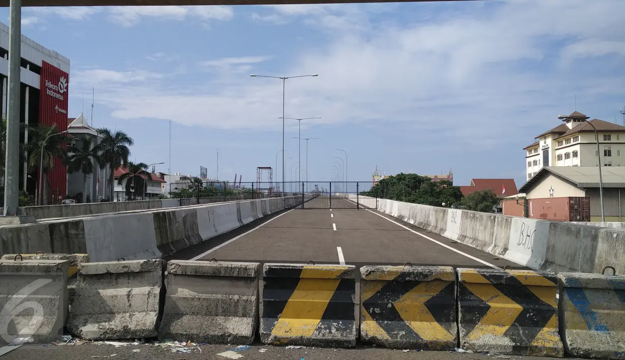 Kondisi Gerbang Tol Kebon Bawang, Jakarta Utara, Sabtu (27/2). Jalan tol akses Tanjung Priok ini akan mulai difungsikan sebagian pada Juni 2016 untuk mempermudah akses kendaraan dari dan menuju ke Pelabuhan Tanjung Priok. (Liputan6.com/Faisal R Syam)