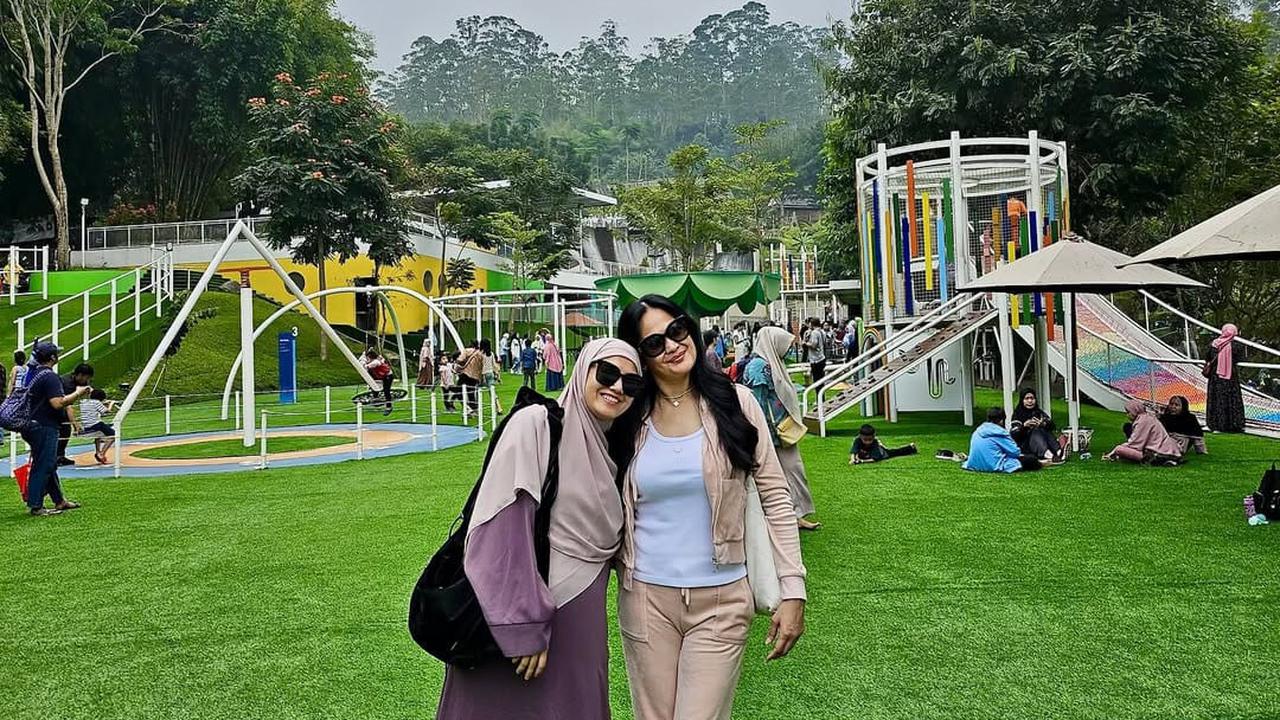 Bahagia Selalu Dilibatkan Soal Cucu, Ini 7 Potret Donna Harun dengan Herfiza Sang Menantu